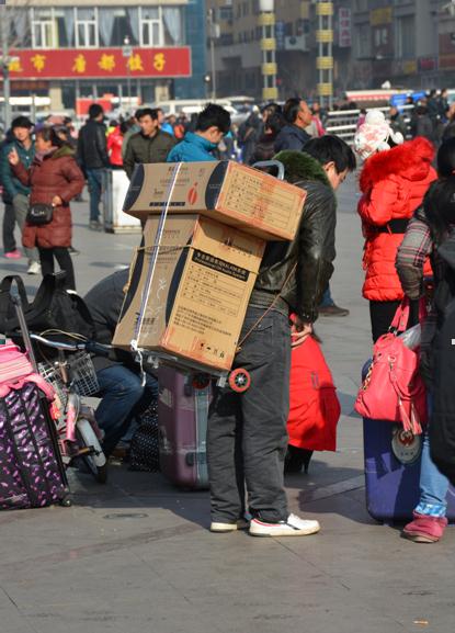 在外打工一年,回家时顺便给家里添上几件家电.