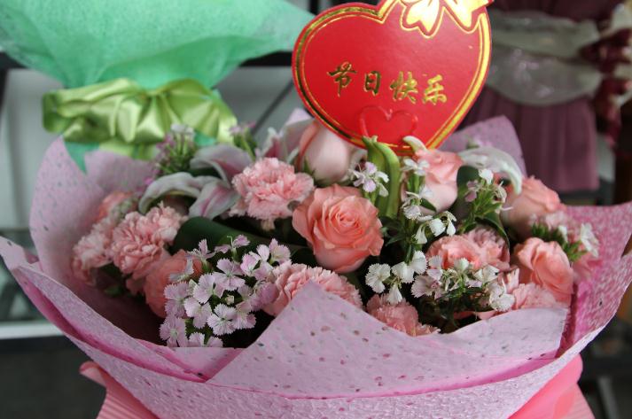 太原:商场促销借力母亲节 鲜花走俏(图)