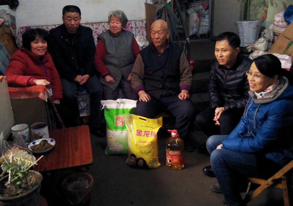 太原新建路一社区在职党员进社区慰问困难群众