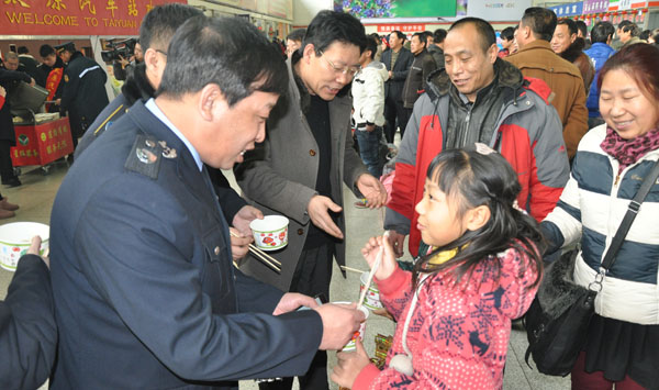 太原汽车站小年送温暖(图)