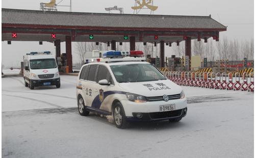 山西高速交警警车带道助危急病人转院(图)