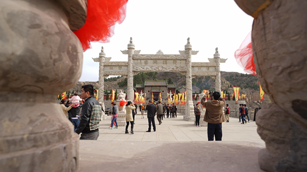 山西临汾:5000多民众清明节祭拜尧陵