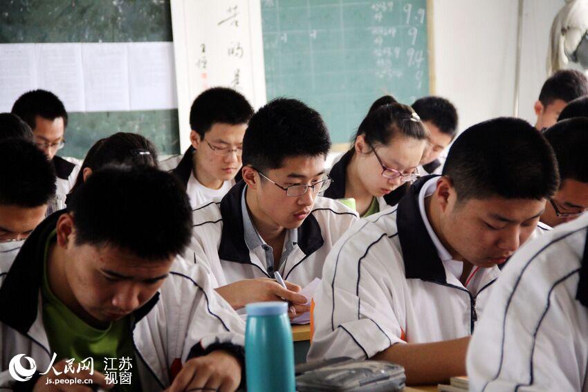 5月18日,江苏省徐州市第七中学理科毕业班的学生正在上课.闫峰 摄