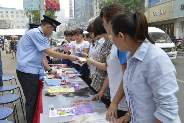 太原公安迎泽分局6.26禁毒日发放禁毒宣传资