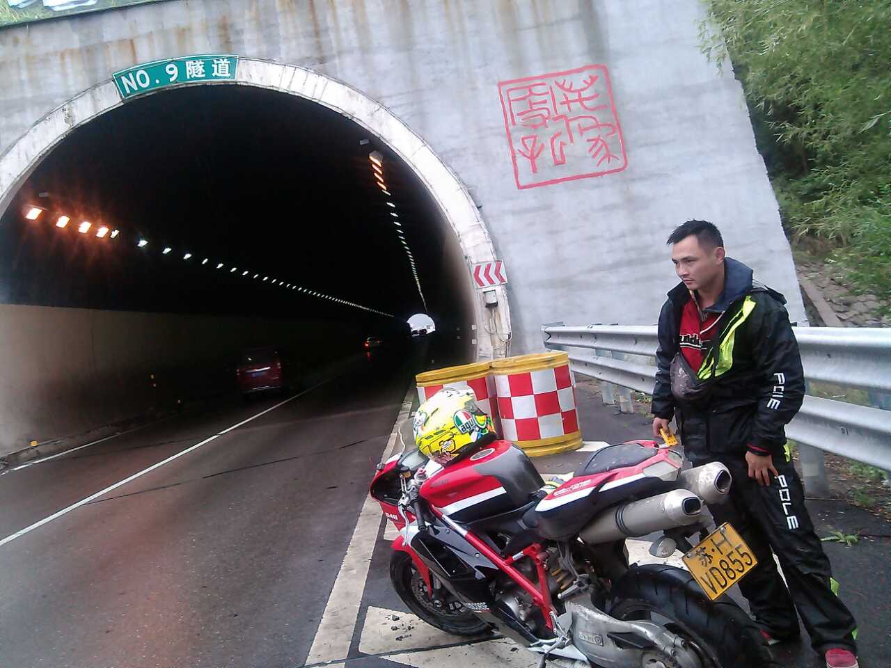 高速路上摩托车手求救 山西高速交警及时赶到