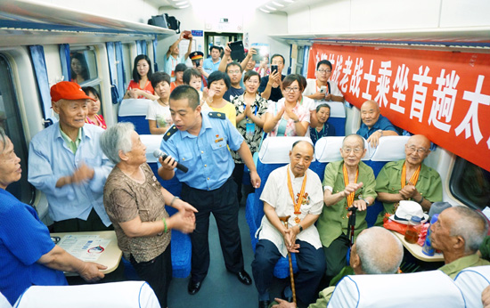 抗战老兵乘坐首趟太原至吕梁城际列车 追寻红