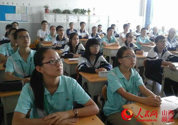 山西现代双语学校组织学生在教室观看9·3阅