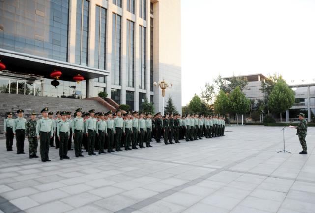 武警晋中市支队举行升国旗仪式庆祝建国66周年--山西