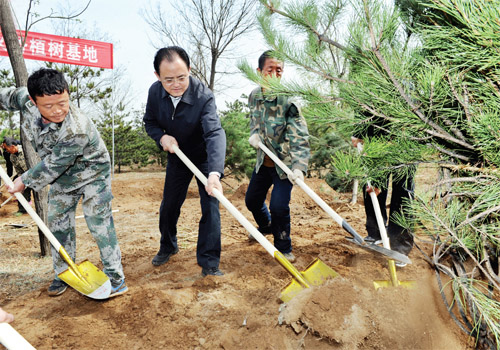 李俊明郑连生在忻州城区九龙岗森林公园义务植树