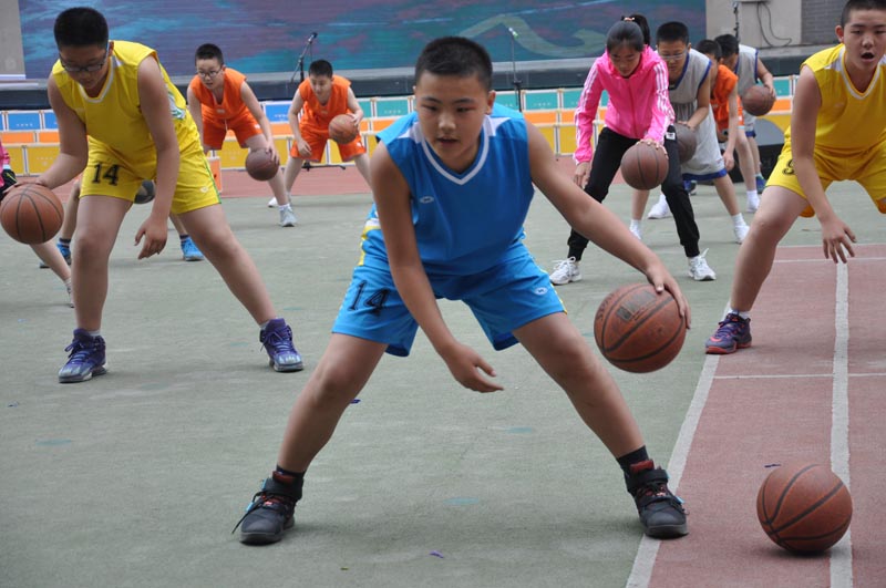 太原市青年路小学师生欢庆"六一"