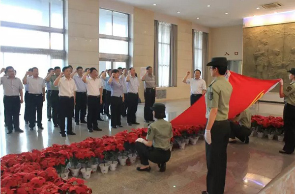 文水县委中心组成员在刘胡兰烈士纪念馆重温入党誓词