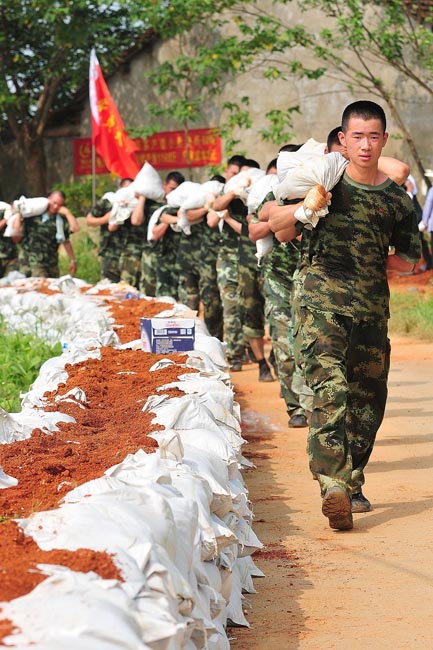 组图:驻山西晋中武警8653部队赴湖北嘉鱼抗洪抢险