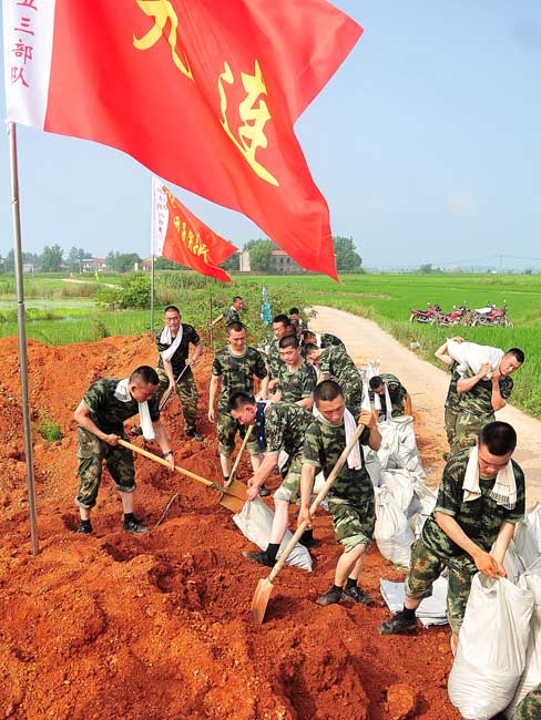 组图:驻山西晋中武警8653部队赴湖北嘉鱼抗洪抢险