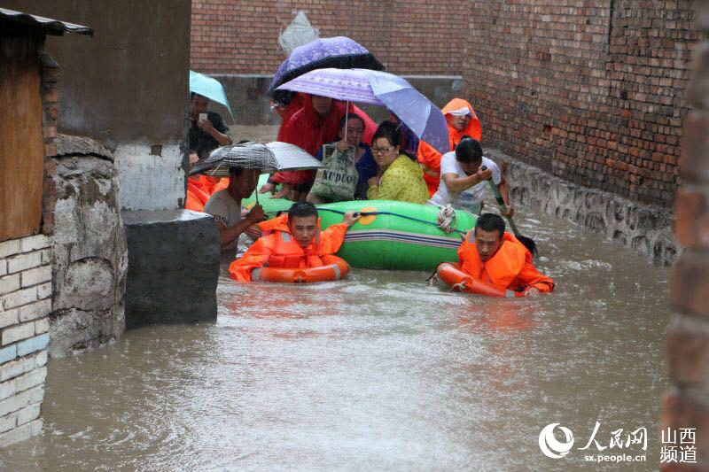 山西太原:暴雨袭城 消防官兵冒雨疏散群众2000余人