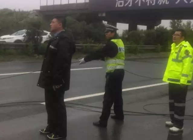 暴雨袭击电缆掉落 山西高速交警快速处置