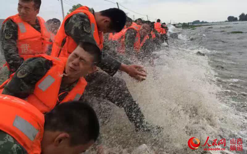 舍小家保大家 驻山西太原武警8652部队抗洪一线过八一