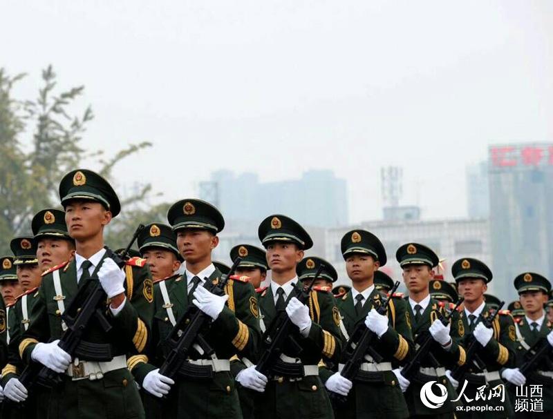 山西太原千余名群众到五一广场看升国旗(图)