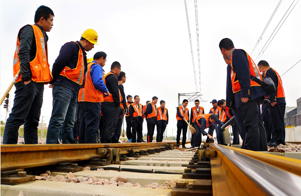 太原南站组织站区除雪演练超前备战冬季运输