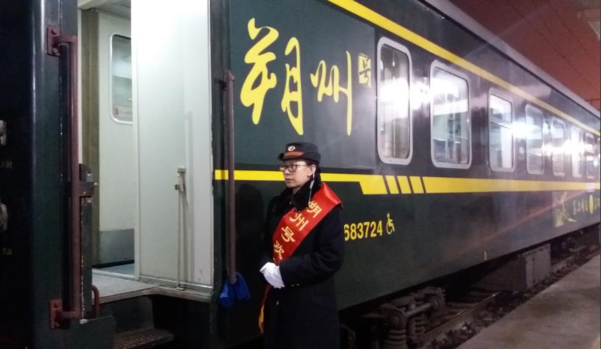 以朔州号冠名的2604次旅客列车 刘欢 摄