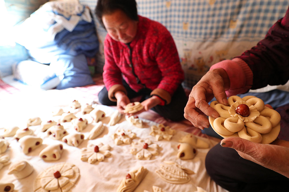 写春联、剪窗花:山西平陆杜马乡浓浓年味漫尽