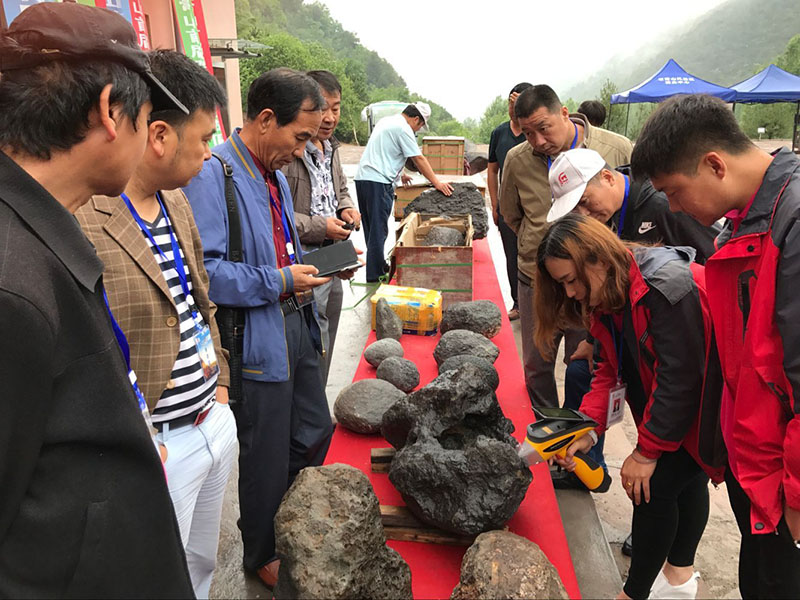 山西灵石:全国陨石爱好者携 宝 参展陨石文化节