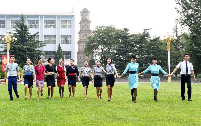 组图:山西师范大学空姐拍制服毕业照告别校园