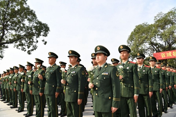 组图:武警山西总队参加向烈士敬献花篮仪式