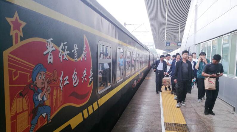 山西兴县首发“蔡家崖号”旅客列车圆了老区人民的火车出行梦，为助力当地红色旅游发展，实现百姓精准脱贫再添快捷通道。