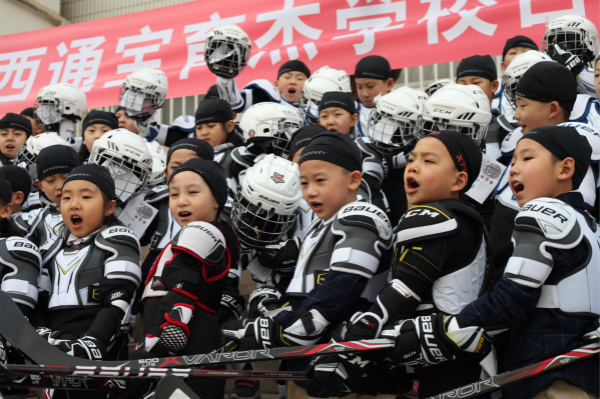山西首支校级冰球队在通宝育杰学校成立