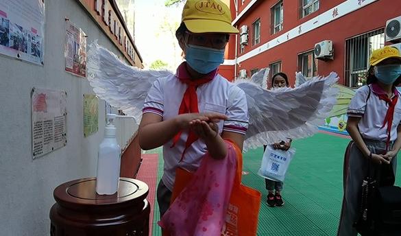 杏花岭区外国语小学的同学长出了一对“天使的翅膀”