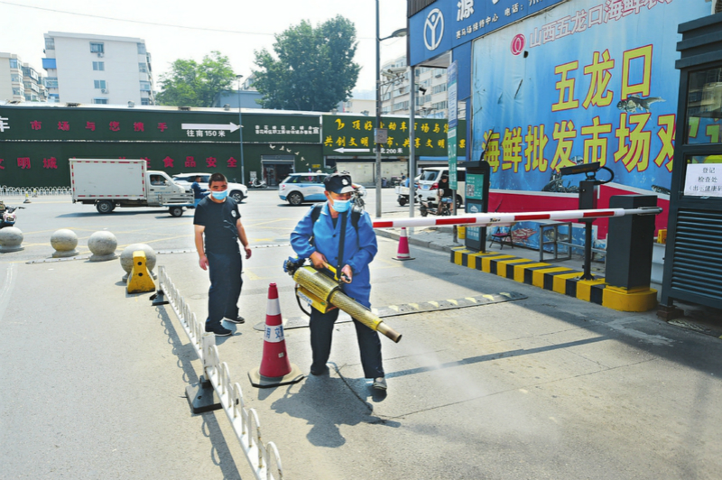6月18日，太原市五龍口海鮮批發市場開展全面環境消殺工作。