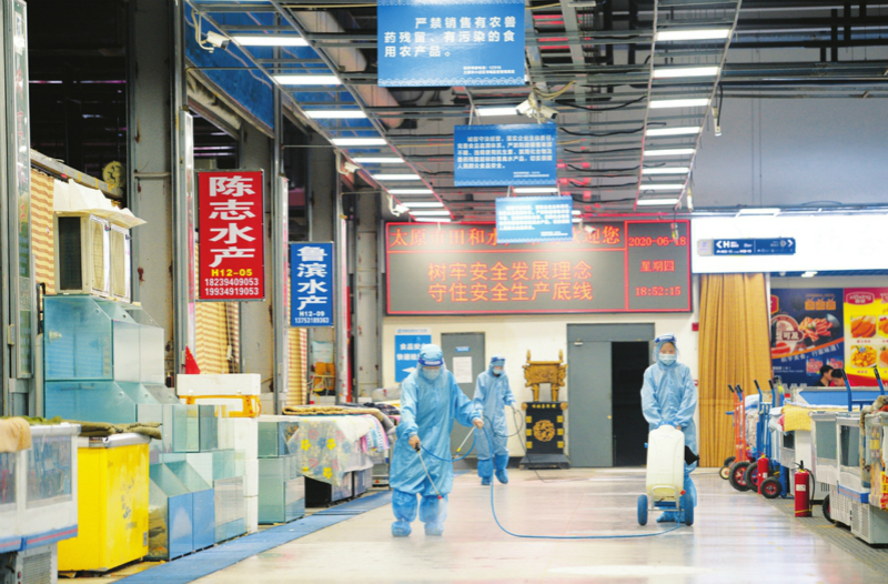 6月18日，太原市小店區疾控中心的工作人員正在對田和活鮮水產市場進行全面消毒。