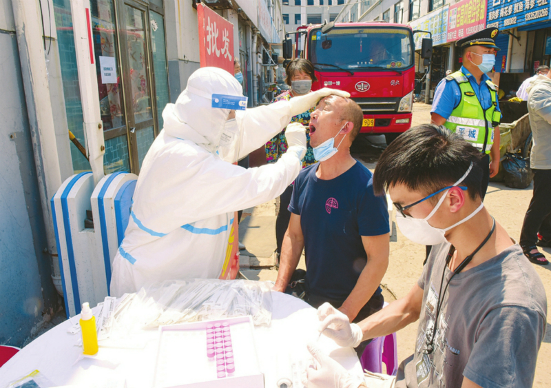 6月20日，大同市平城區康園農貿市場的從業人員正在接受核酸檢測。