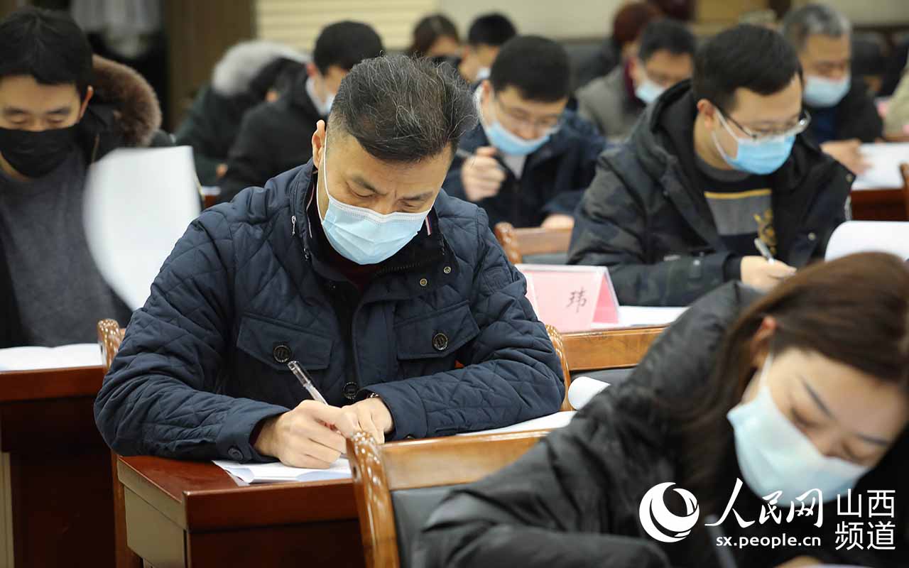 1月30日，山西省住建廳考試現場，考生認真答題。
