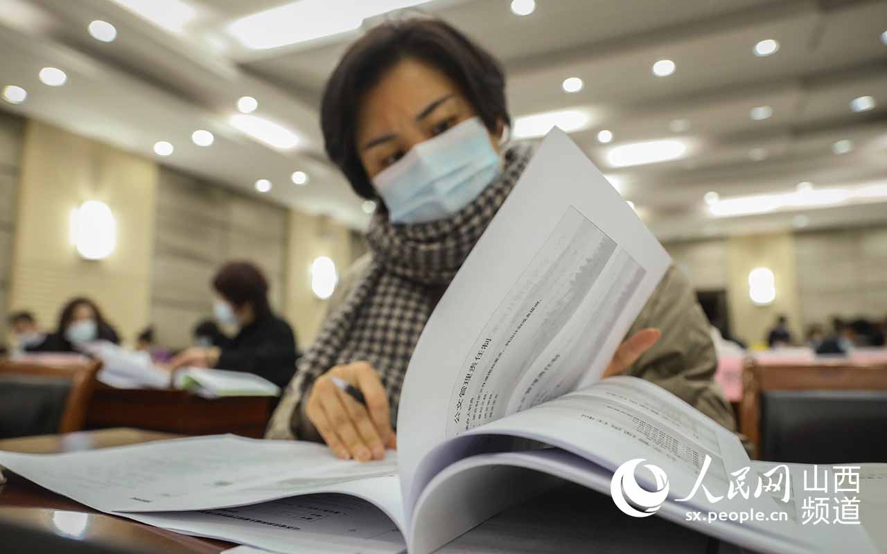 1月30日，山西省住建廳考試現場，考生進行開卷答題。