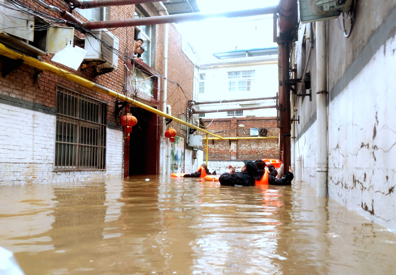 山西部分地區遭遇暴雨，多方力量排險救援。晉城市公安局供圖