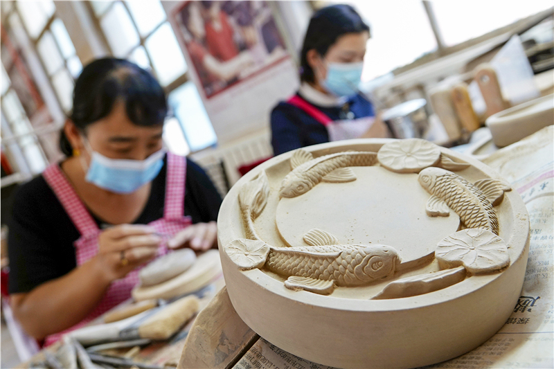 婦女在指導下學習澄泥硯制作技藝。