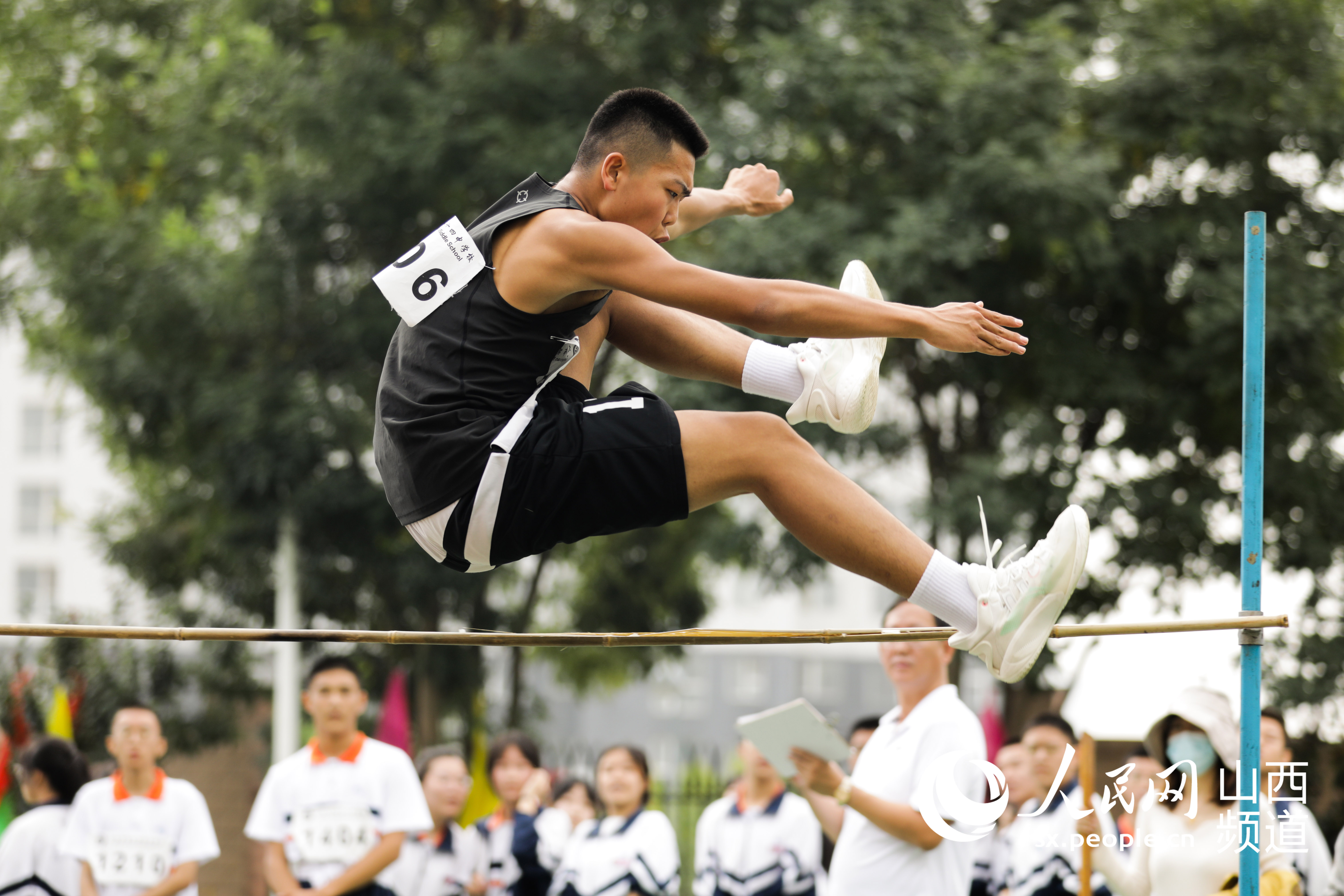 太原市第二十四中学学生参加跳高比赛