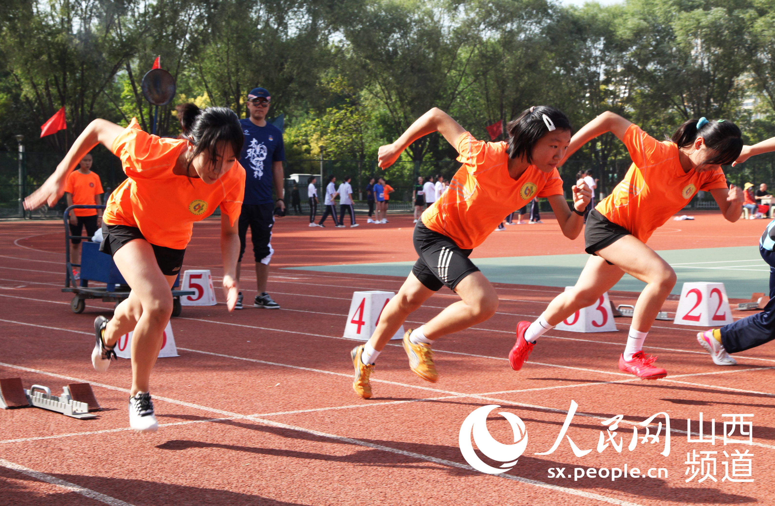 太原市外国语学校学生进行女子百米赛跑