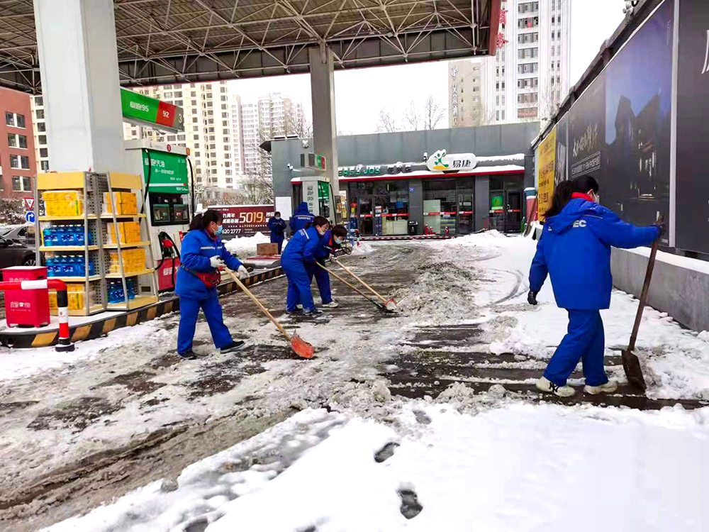 加油站員工組成清雪小分隊。