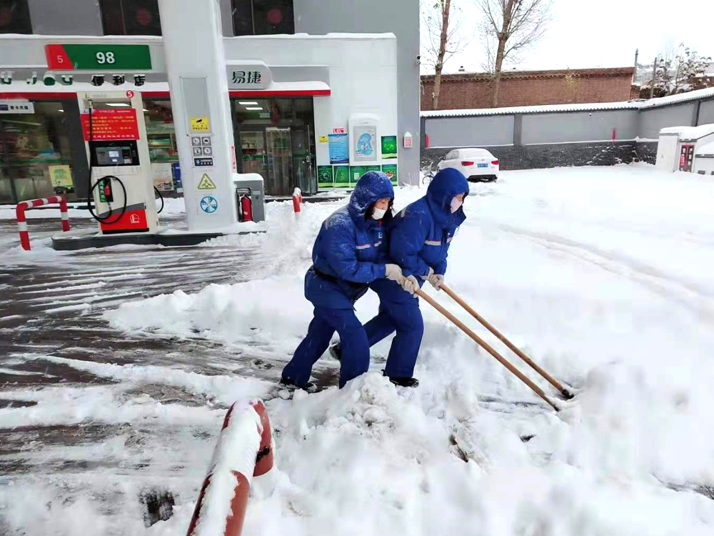 加油站員工組成清雪小分隊。
