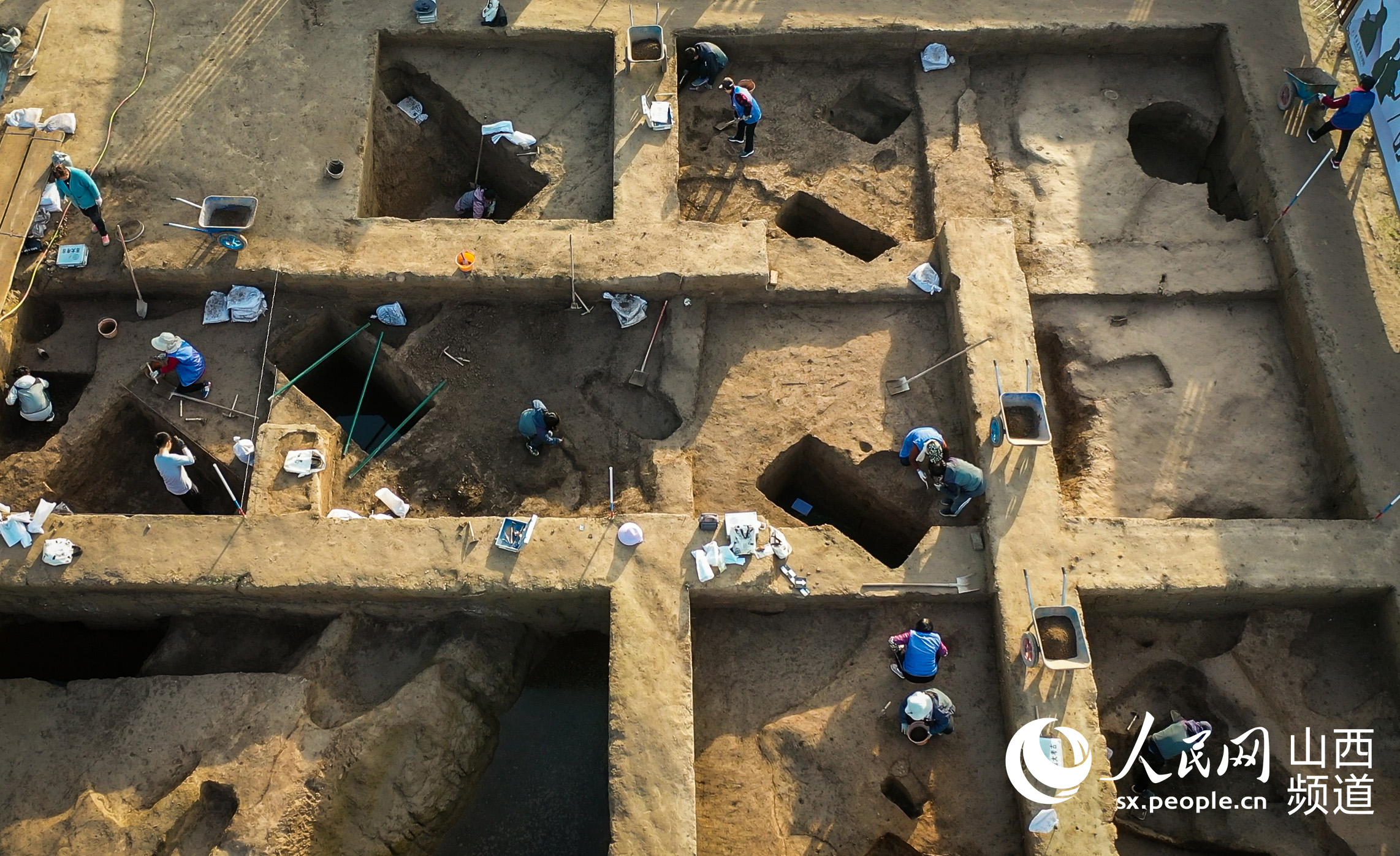 吉林大學考古學院師生在探方裡發掘遺跡