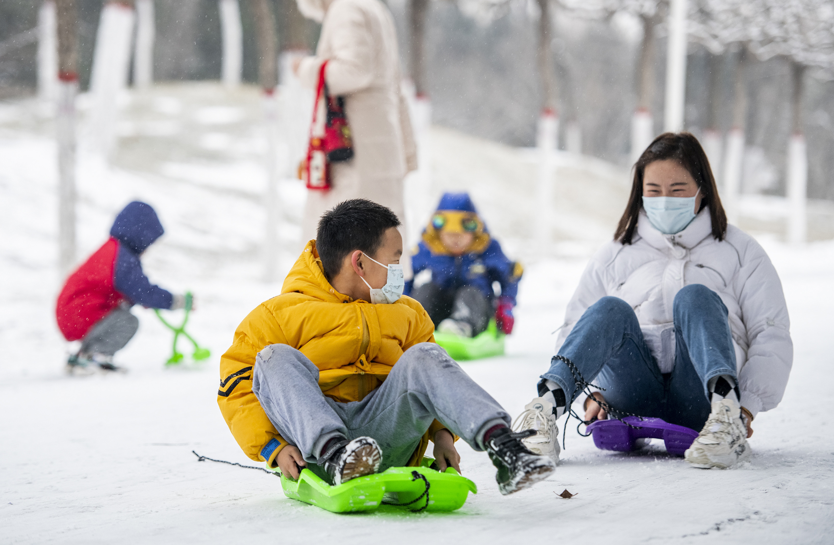 孩子們帶著自制“雪橇”玩起了“滑雪”。寧紹雄攝