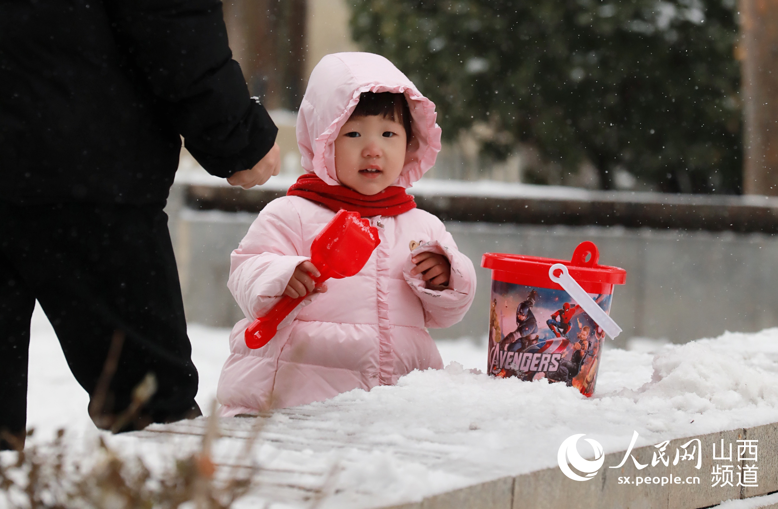 一位小朋友正在玩雪。