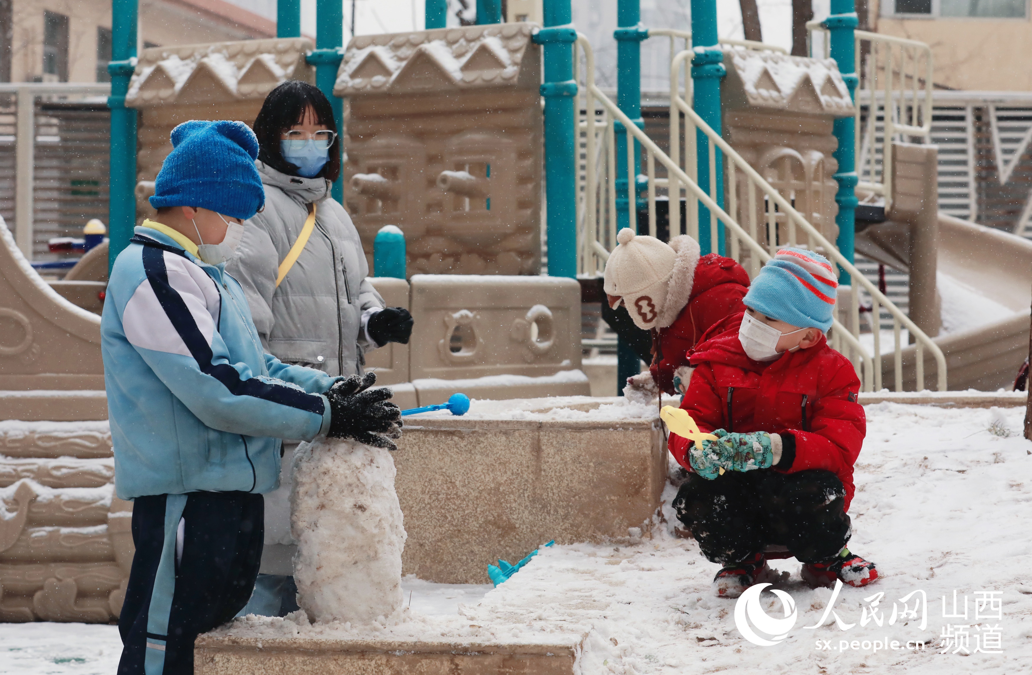 孩子們正在堆雪人。