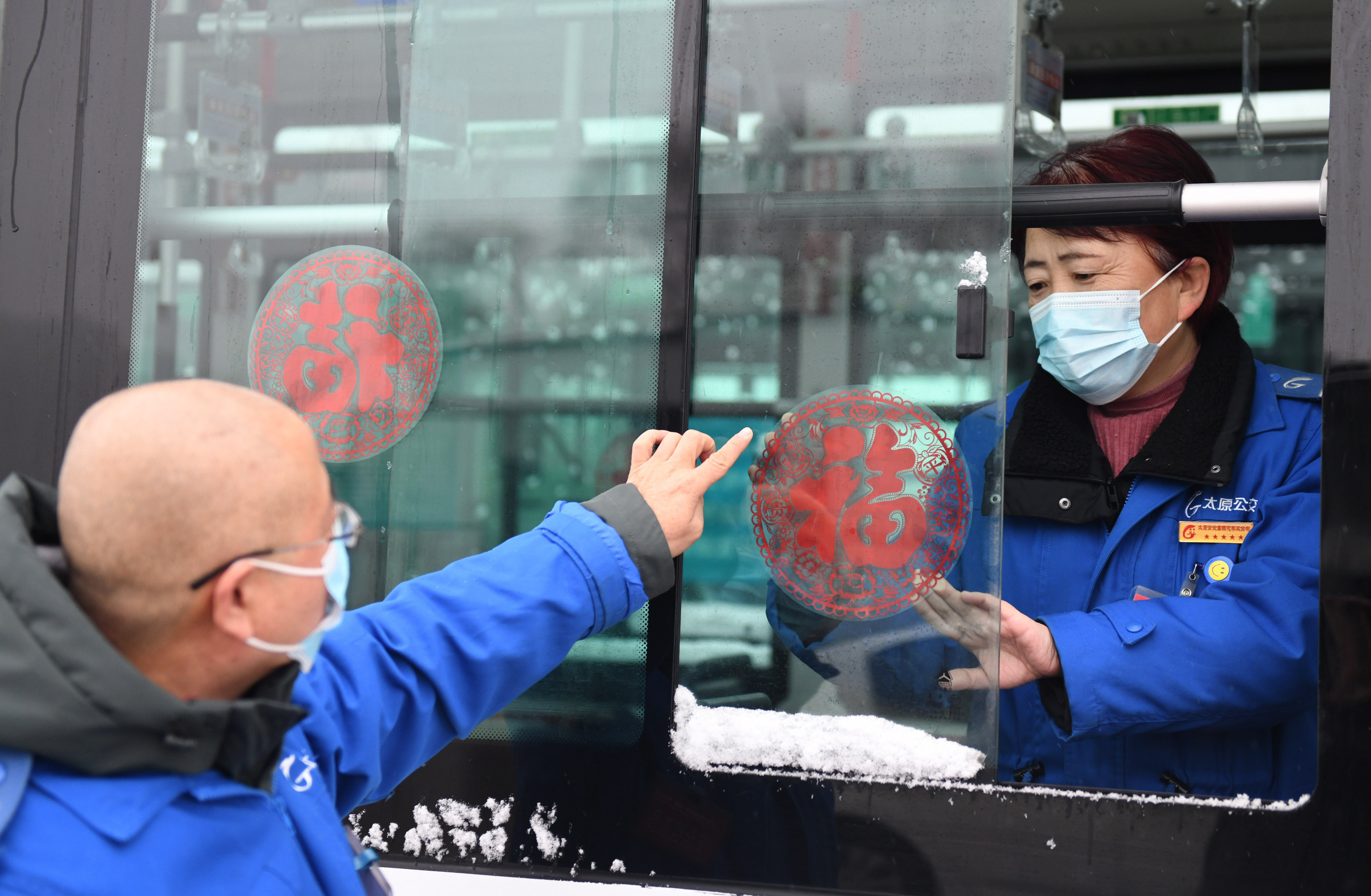 駕駛員王小娟和和閻樹德裝扮車窗。王玉 攝