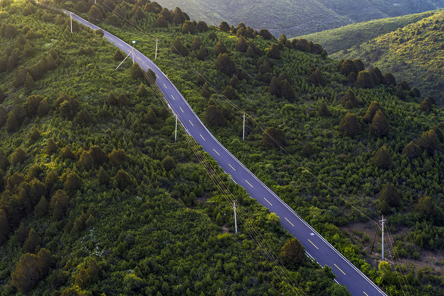 5月30日，航拍下蜿蜒盤旋的天龍山公路。