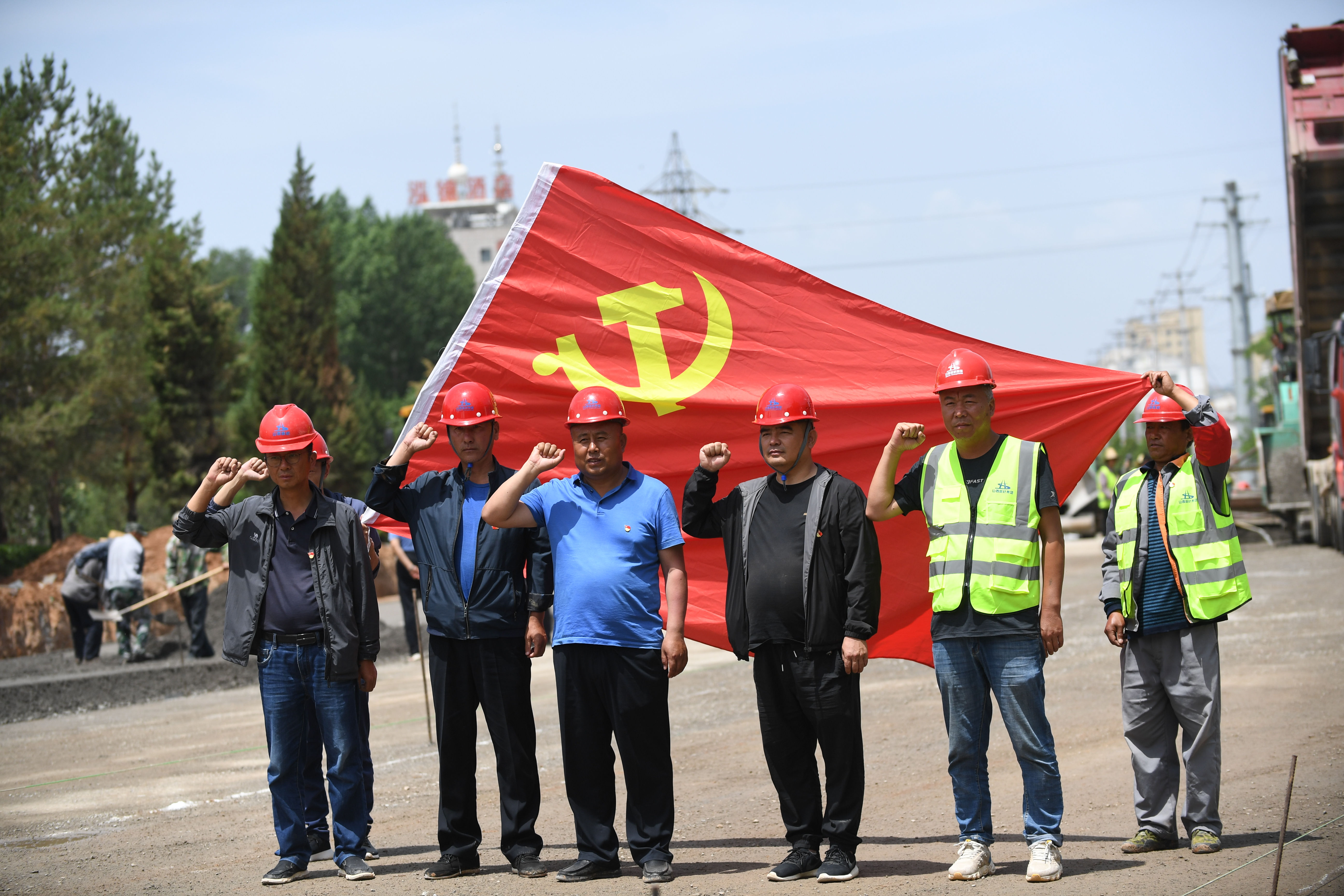 路桥工人在党旗下宣誓。图片由路桥公司提供