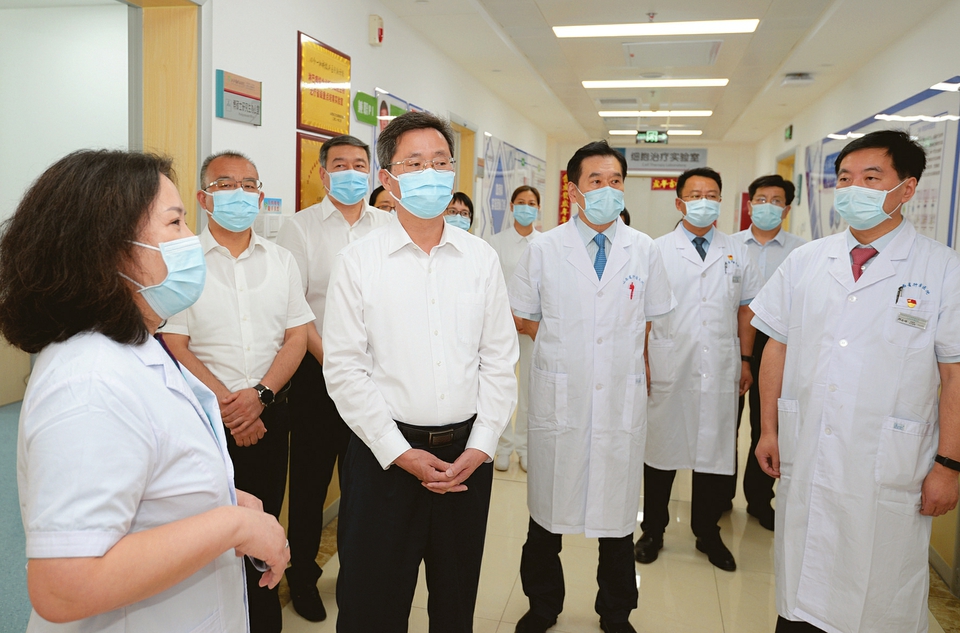 省委副書記、省長藍佛安來到中國醫學科學院腫瘤醫院山西醫院調研。記者李兆民攝