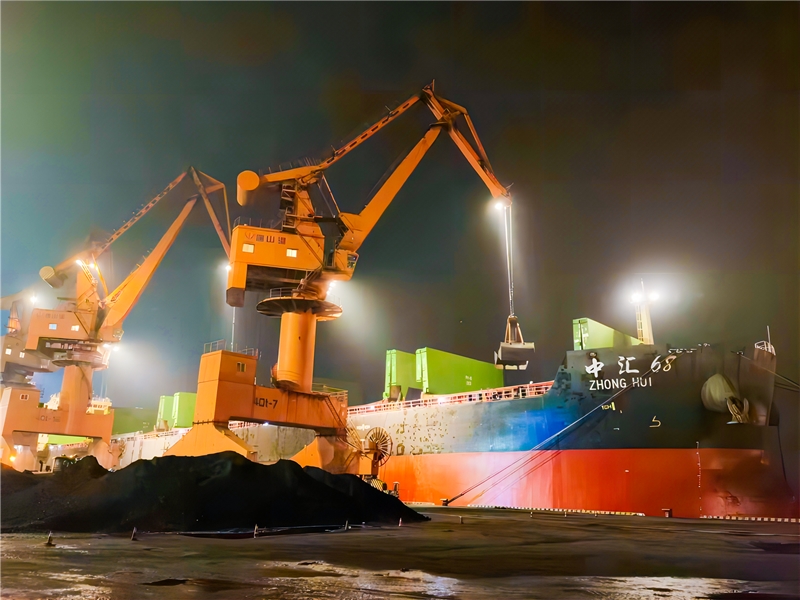 6月18日凌晨，一艘貨輪正在京唐港裝載山西焦煤集團的優質商品煤，即將發往廣州華潤熱電公司。